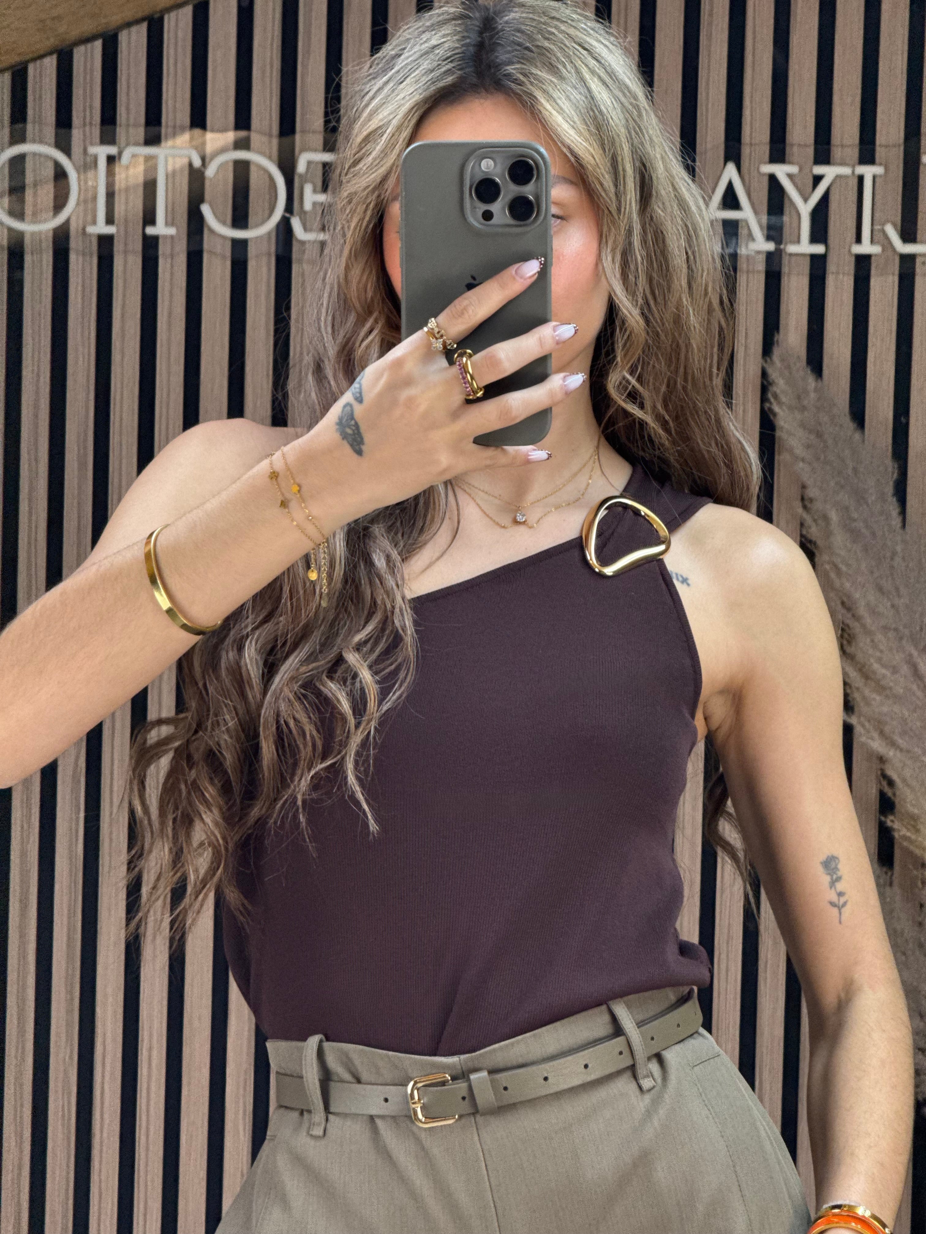 Top asymétrique à détail marron