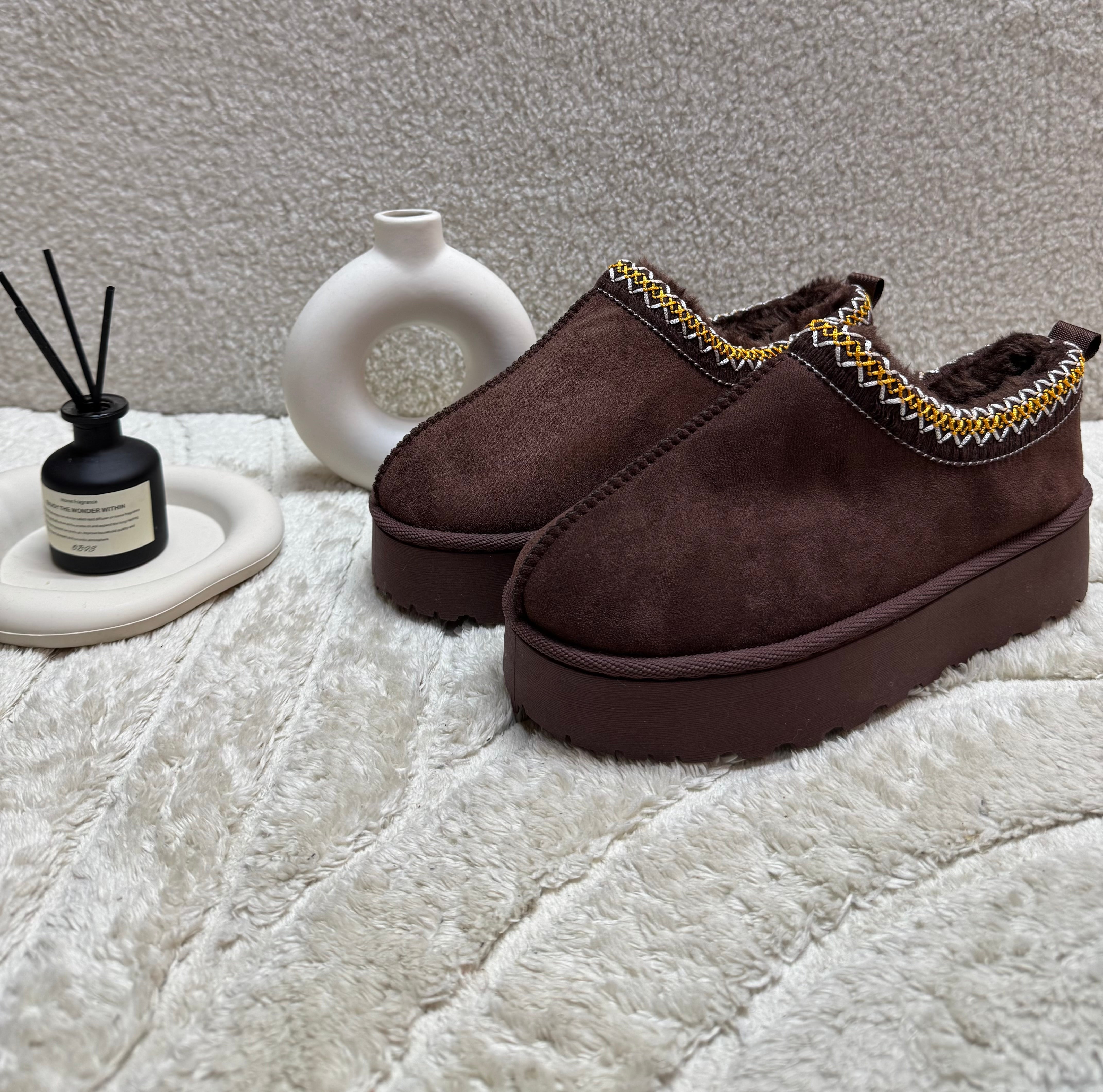 Chaussons inspi U Marron