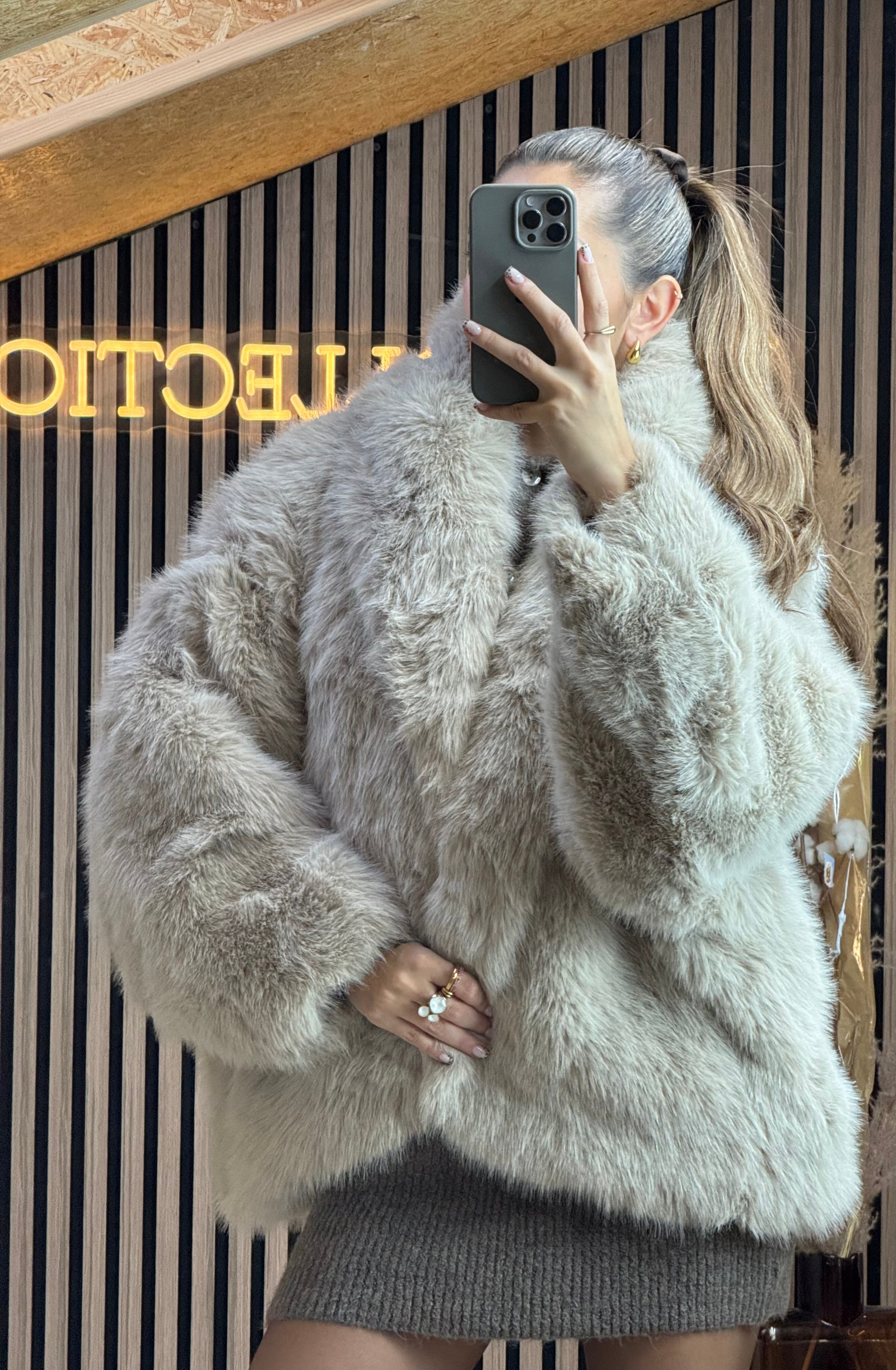 Fourrure à capuche taupe clair