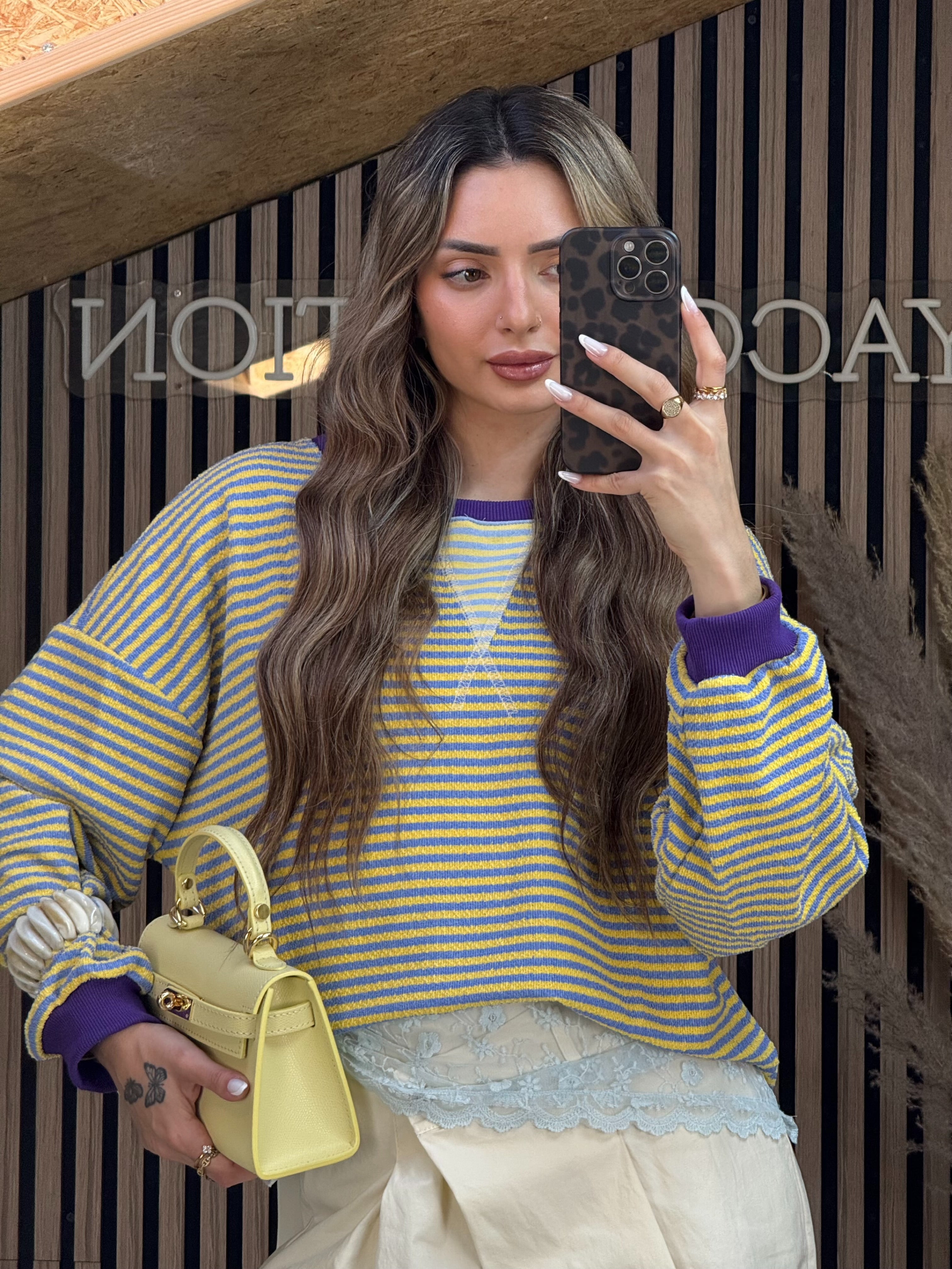 Pull rayé bleu et jaune